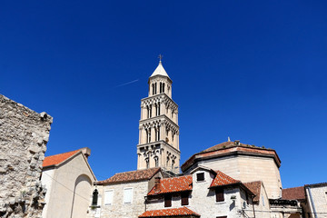 Fototapeta premium Historical architecture and landmark Saint Domnius church and bell tower in Split, Croatia. Split is popular summer travel destination and UNESCO World Heritage Site.