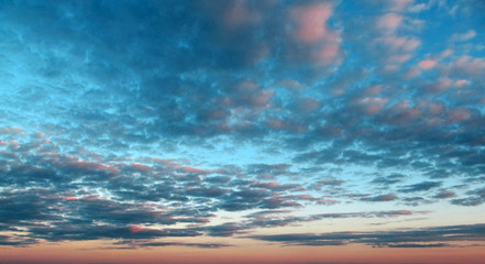Fototapeta na wymiar Beautiful sunset. The sky in the clouds.