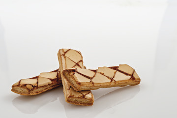 biscotti di pasta sfoglia sfondo bianco