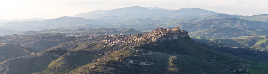 Coucher de soleil sur Calascibetta depuis Enna