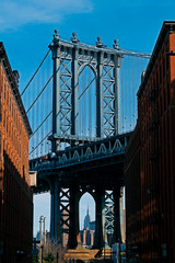 Obraz premium Most Manhattan w słoneczny dzień