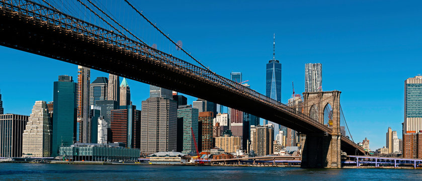 Panoramic New York City and Manhattan skyline with the Brooklyn Bridge © Dronandy