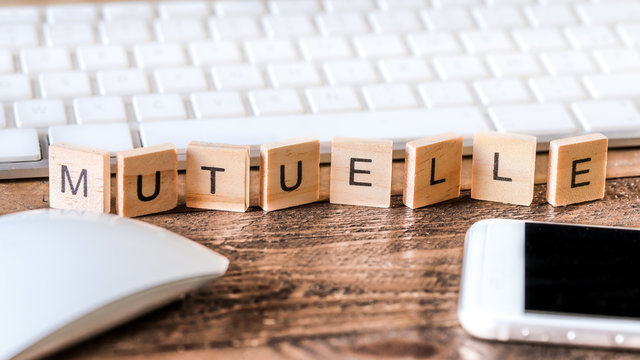 Lettres sur pieces en bois : mutuelle