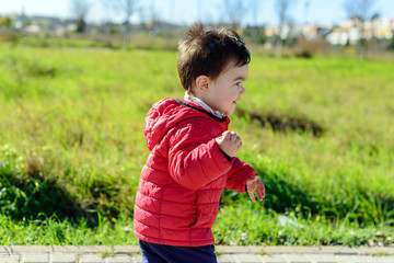 Niño con abrigo rojo 07