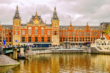 Obraz premium Central train station in the city of Amsterdam. europe netherlands holland