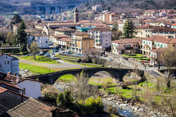 Fototapeta na wymiar a beautiful view of the village of Pontremoli with the old Crësa bridge