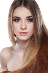 Fototapeta premium Zbliżenie portret seksowny białogłowy młoda kobieta o pięknych niebieskich oczach na białym tle na białym tle, emocje, kosmetyki