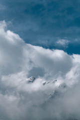 sommet pyrénéen dans les nuages