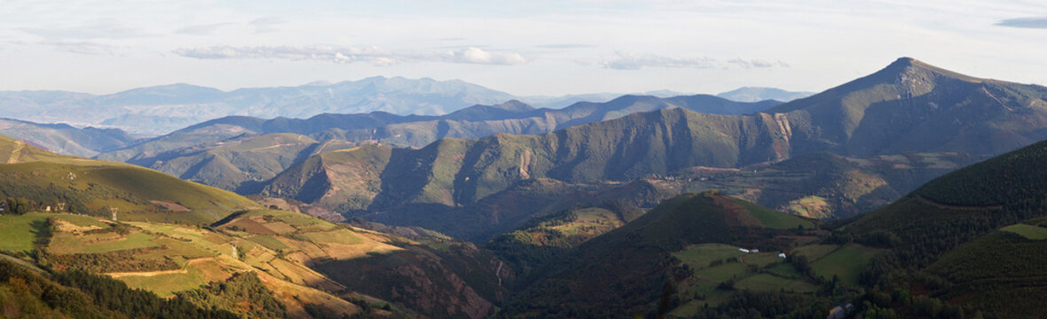 Vista panor&aacute;mica elevada desde Piedrafita del Cebrero ( O Cebreiro ), de paisaje monta&ntilde;oso  en Galicia Espa&ntilde;a 