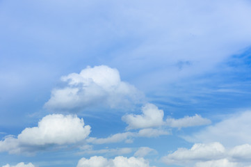 Obraz premium Beautiful white fluffy clouds in the blue sky day, cloud day. It best for background, abstract or blur.