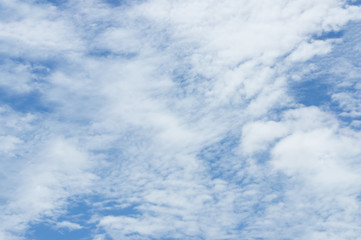 Obraz premium Beautiful white fluffy clouds in the blue sky day, cloud day. It best for background, abstract or blur.