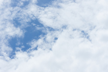 Obraz premium Beautiful white fluffy clouds in the blue sky day, cloud day. It best for background, abstract or blur.