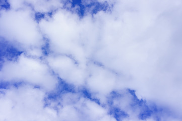 Obraz premium Beautiful white fluffy clouds in the blue sky day, cloud day. It best for background, abstract or blur.
