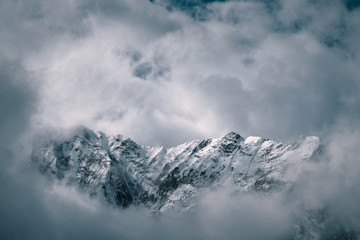 Fototapeta na wymiar sommet pyrénéen dans les nuages