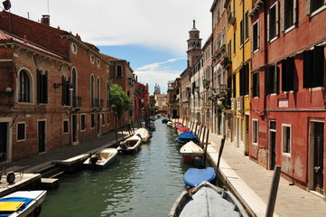 Fototapeta na wymiar picturesque canal in Venice with colorful houses and boats