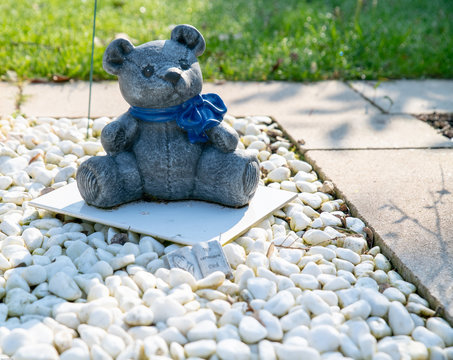 Teddy auf einem Kindergrab, Sternenkinder