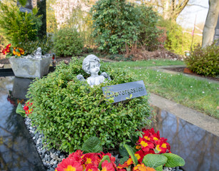 Engel im grünen mit Schild © Blende8