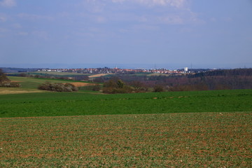 Blick über Wiesen und Felder auf die Gemeinde Heimerdingen