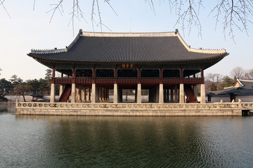 Fototapeta premium Gyeonghoeru royal banquet hall in gyeongbok palace, séoul. characteristic building of korean traditional architecture of the joseon era