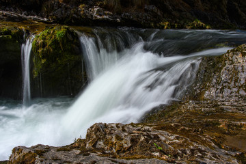 Obraz premium Wasserfälle in der Klamm im Sonnenschein