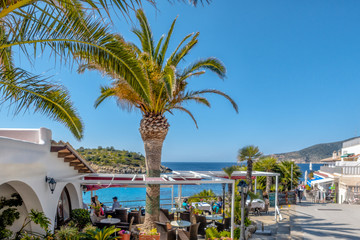 An der Strandpromenade in Sant Elm auf Mallorca