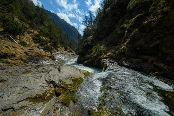 Wildwasser in der Klamm in der Sonne