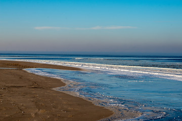 Obraz premium frozen sea beach in winter with low snow coverage