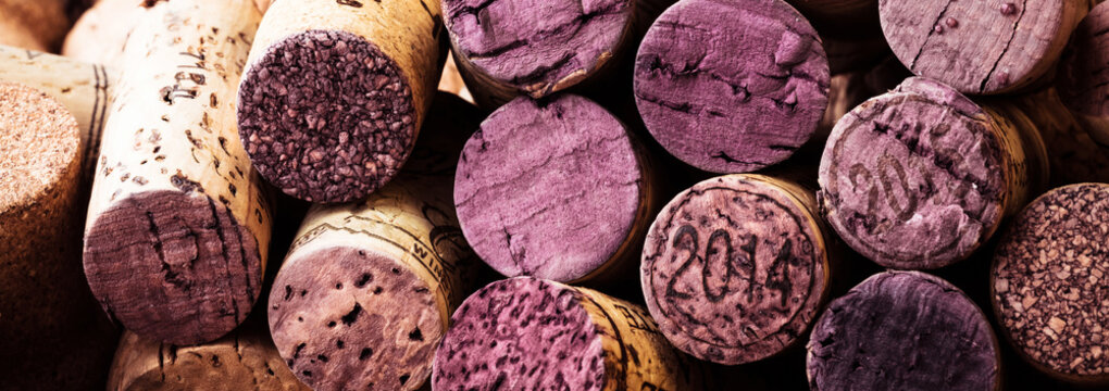 hintergrund aus wein und chmpagner korken ,rotwein
