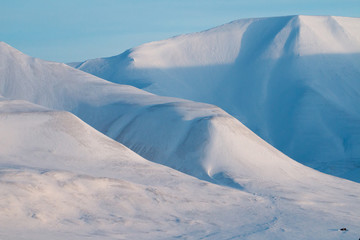 Fototapeta premium Svalbard mountains from Longyearbyen in Arctic