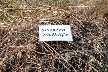 Einfache Nisthilfe für Insekten zum Selbermachen