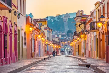 Vlies Fototapete Enge Gasse Schöne Straßen und bunte Fassaden von San Cristobal de las Casas in Chiapas, Mexiko