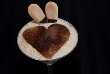 Dessert Tiramisu mit Herz dekoriert - freigestellt