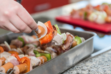 Grillspiesse in Bratpfanne - Nahaufnahme