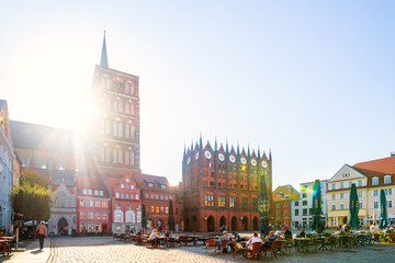 Panorama des Alten Markt mit Rathaus und Nikolaikirche, Stralsund, Deutschland 