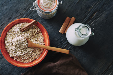oat flakes with cinnamon and milk