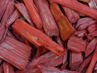 Roter Rindenmulch 