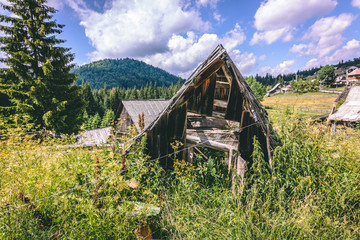 Fototapeta na wymiar old abbandoned house in the mountains