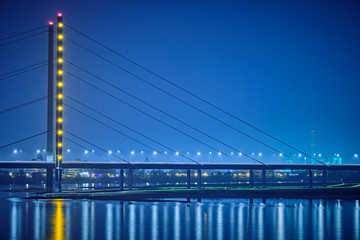 Oberkasseler Brücke in Düsseldorf am Rhein bei Nacht, während der blauen Stunde