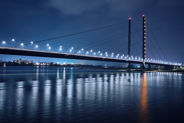 Oberkasseler Brücke in Düsseldorf am Rhein bei Nacht, während der blauen Stunde