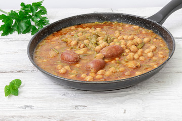 Garbanzos con esparragos verdes y chorizo