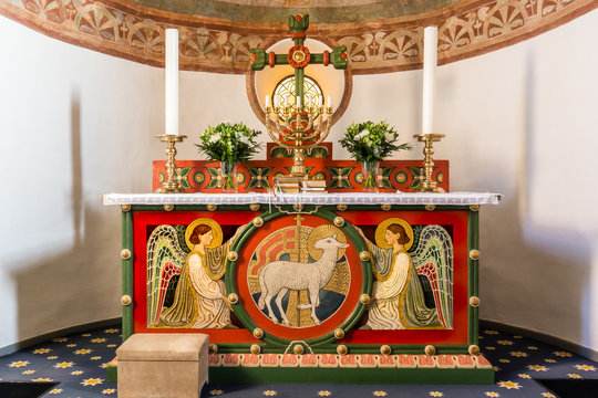 Altar with two angels and the Lamb of God