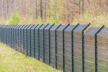 Sicherheitszaun um Industriegelände