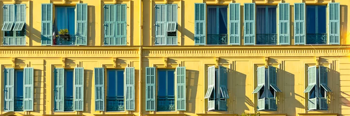 Foto auf Acrylglas Nice Schön in Frankreich, bunte Fassade, mit typischen Wandmalereien Fenstern und grünen Fensterläden, Place Garibaldi, Detail