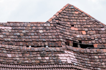 Besch&auml;digtes Dach am Altbau