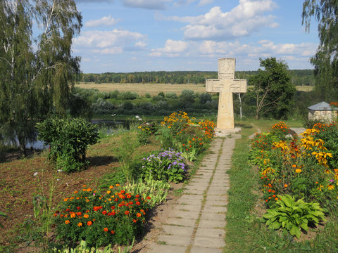  Tarusa is a simple provincial town on the Bank of the Oka river. Places there are picturesque.