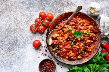 Fotobehang Chili Pepers Chili con carne - gehakt stoofpot met rode bonen en tomaat. Traditioneel gerecht uit de Mexicaanse keuken. Bovenaanzicht met kopieerruimte.  © lilechka75