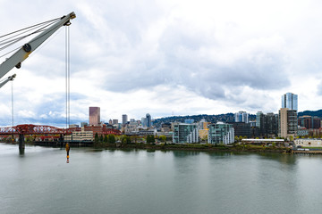Obraz premium Panoramic view of Portland, Oregon downtown from river bank