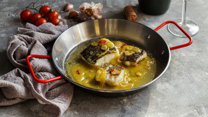 Obraz premium bacalao al pil pil, solony dorsz w sosie z emulgowanej oliwy, kuchnia hiszpańska, kraj Basków