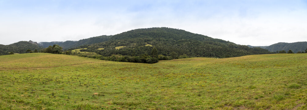 Paisagem com pasto e colina
