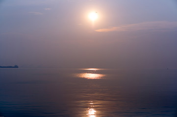 Obraz premium sunrise over the bay with smog and pollution